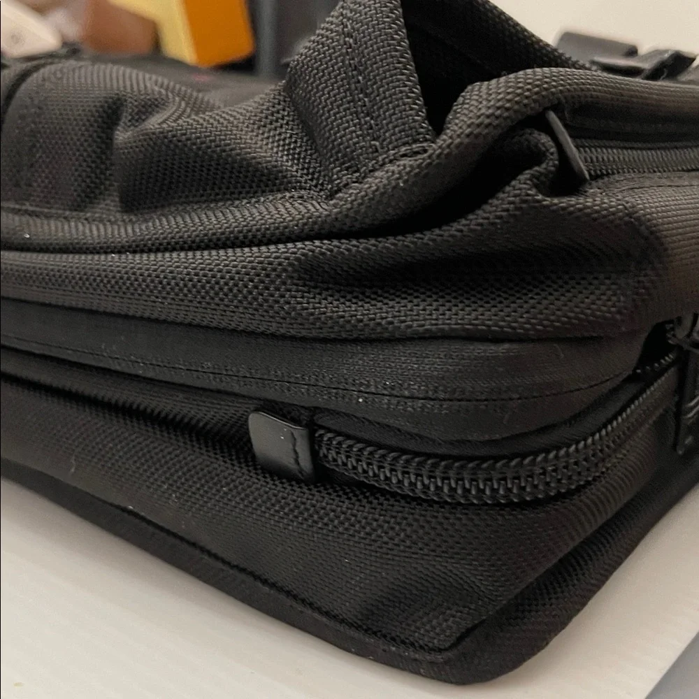 TUMI AlPHA EXPANDABLE LAP TOP BRIEFCASE TRAVEL BAG SIZE M